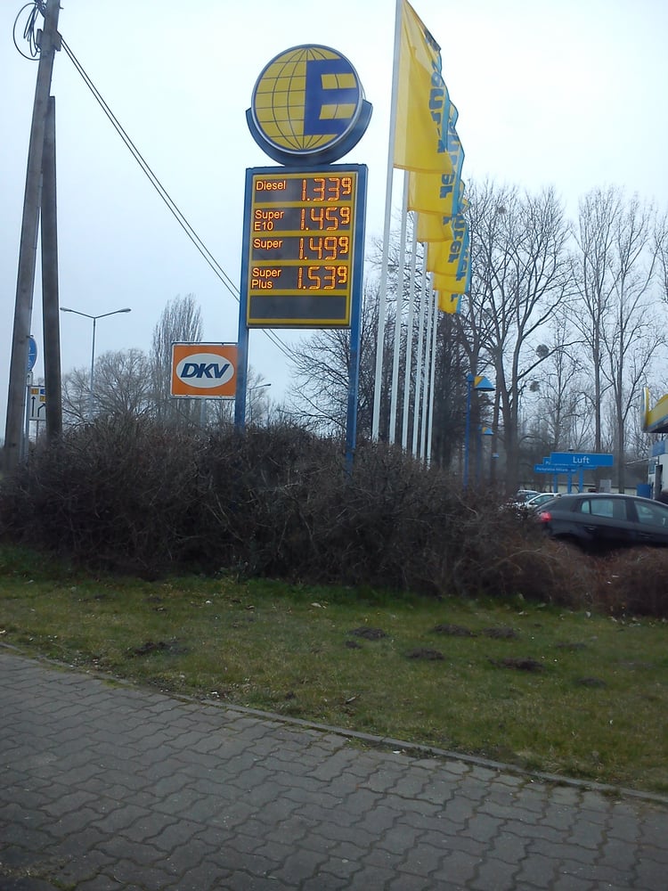 Tankstelle am Supermarkt picture
